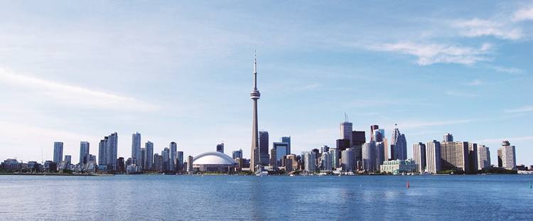 A CN Tower, de 553 metros de altura,  um ponto de observao mundialmente conhecido e a atrao turstica mais visitada do Canad