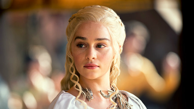 Como uma das ltimas Targaryens vivas, Daenerys Targaryen  a nica personagem que usa o dialeto da maneira como ser ensinado. Foto: HBO/Divulgao
