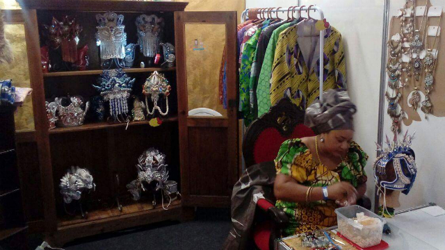 Me Nete D'Oxum expe artigos exclusivos produzidos de acordo com pedidos e energia dos visitantes. Foto: Antony T'Jagun/Divulgao