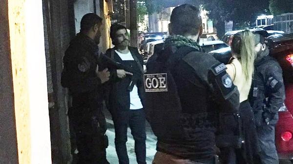 O ator foi fotografado segurando arma de policial do GOE. Foto: Internet/Reproduo