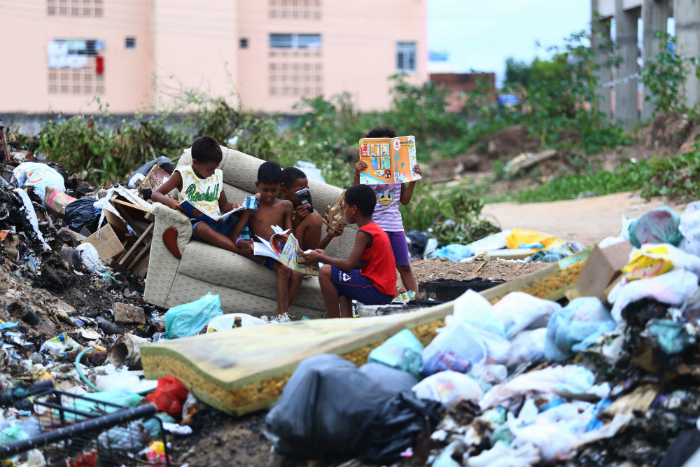 As crianas leitoras do lixo de Rio Doce, em Olinda. Foto: Peu Ricardo/DP (As crianas leitoras do lixo de Rio Doce, em Olinda. Foto: Peu Ricardo/DP)