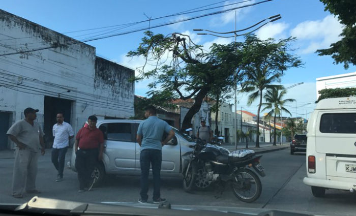 Coliso entre carro e moto congestiona a Avenida Cais do Apolo, no Recife. Foto: Las Leon/ Esp. DP