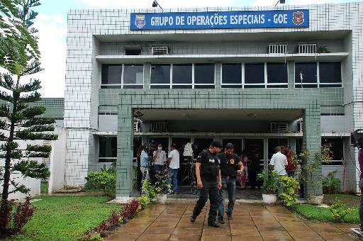 Os presos e os materiais apreendidos foram encaminhados para a sede do Grupo de Operao Especiais (GOE). Foto: Ceclia de S Pereira/Aqui PE