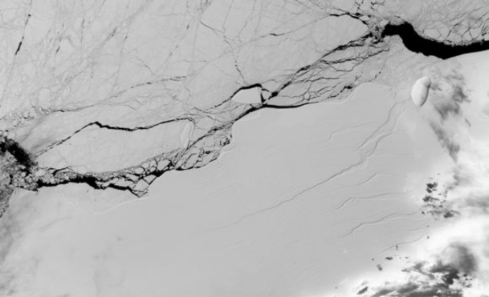 Imagem de divulgao da Nasa mostra uma das rachaduras na barreira de gelo Larsen C, que se desprendeu na Antrtida. Foto: divulgao/Nasa/EPA/Agncia Lusa
