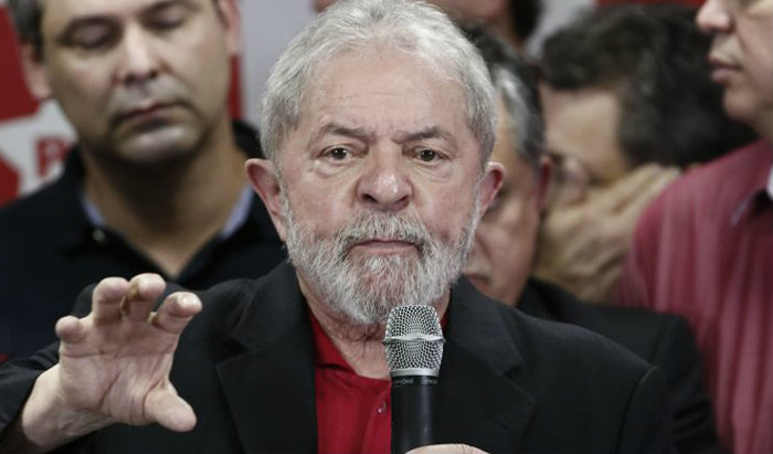 Lula, durante o discurso de ontem, em So Paulo: "Quem tem de declarar o meu fim  a populao". Foto: Miguel Schincario/AFP