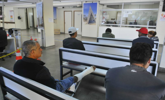 Pacientes esperam atendimento em hospital do DF: governo exige que mdicos dediquem mais tempo aos usurios. Foto: Miverino Junior/CB/D.A Press