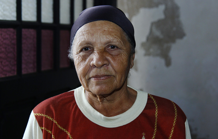 Marlene Aleves, 72,  devota desde criana e compareceu a todos os dias de celebrao (Shilton Arajo / Esp. DP)