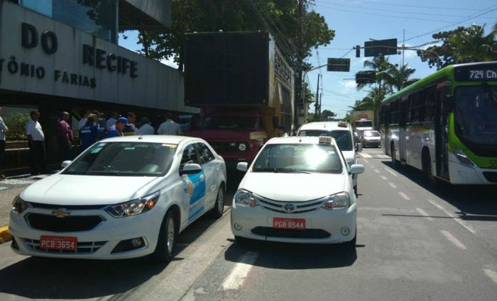 Taxistas fizeram carreata contra Txi Metropolitano e Uber. Foto: Tatiana Ferreira/ DP