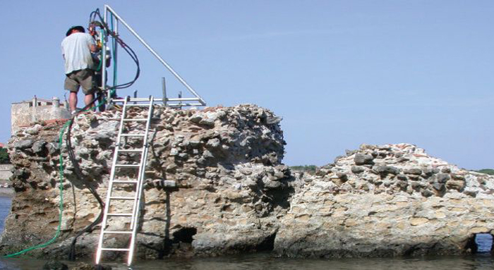 Antigo píer romano no Porto Cosano: água do mar infla os minerais agrupados nos blocos, deixando-os mais coesos. University of Utah/Divulgação Antigo píer romano no Porto Cosano: água do mar infla os minerais agrupados nos blocos, deixando-os mais coesos. University of Utah/Divulgação