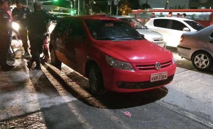 PM prende trs suspeitos e recupera carro roubado na Caxang. Foto: PM/ Divulgao