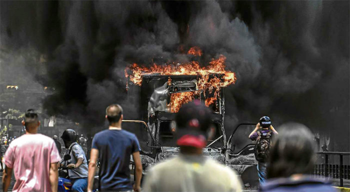 Caminho em chamas  utilizado por manifestantes para interromper o trfego na Avenida Francisco de Miranda, em Caracas: ativistas prometem fazer greve geral de 24 horas, com novos "trancazos", amanh. Foto: Juan Barreto/AFP