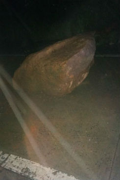 Pedras deslizaram da Serra das Russas e fecharam parcialmente a faixa da esquerda da BR-232. Foto: PRF/ Divulgao