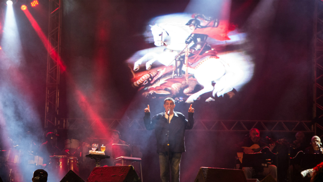 Pagodinho saudou Jorge da Capadcia em emocionante interpretao de Ogum. Foto: Secult-PE