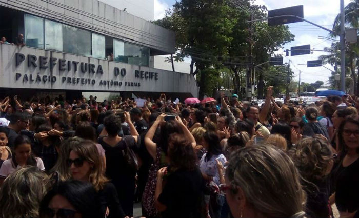 Professores fecham a Avenida Cais do Apolo, em frente  prefeitura. Foto: Simpere/ Reproduo/ Facebook