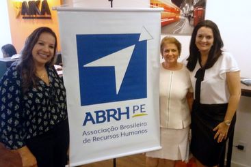 Adriana Cavalcanti (E), Vnia Portela (C) e Fabiana Soares, assessora da presidncia da ABRH-PE. Foto: divulgao 