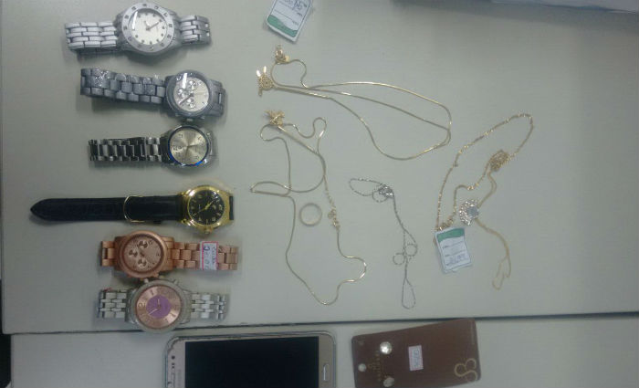 Com o suspeito foi encontrado todo o material do roubo, que inclua relgios, celulares, colares e alianas. Foto: PM/ Divulgao