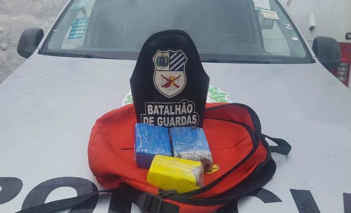 Dupla de adulto e uma adolescente foram presos sob suspeita de tentar
lançar para dentro do presídio um tablete de 750 gramas de maconha prensada
e um celular. Foto: PMPE/Divulgação
Dupla de adulto e uma adolescente foram presos sob suspeita de tentar
lançar para dentro do presídio um tablete de 750 gramas de maconha prensada
e um celular. Foto: PMPE/Divulgação