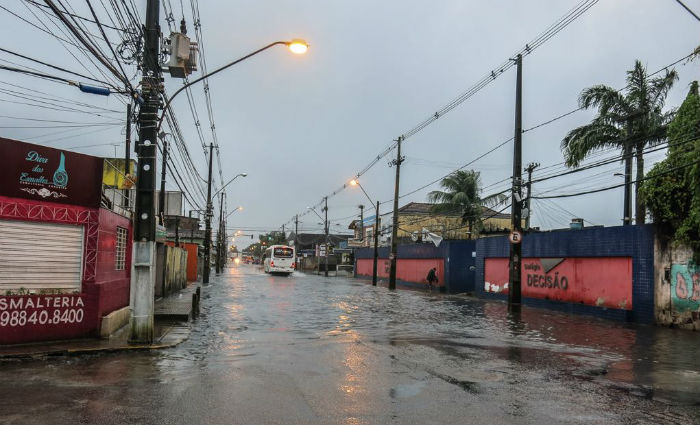 A Avenida Doutor Jos Rufino, em Areias, ficou alagada. Foto: Ivan Dantas/ Cortesia