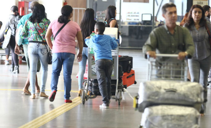 Ipem fiscaliza balanas de bagagens no aeroporto do Recife. Foto: Fbio Alves/ CB