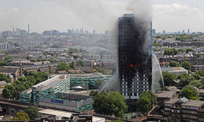 O edifcio Grenfell Tower, em Londres, pegou fogo durante a madrugada do dia 13 de junho. Foto: Adrian Denni /AFP Photo