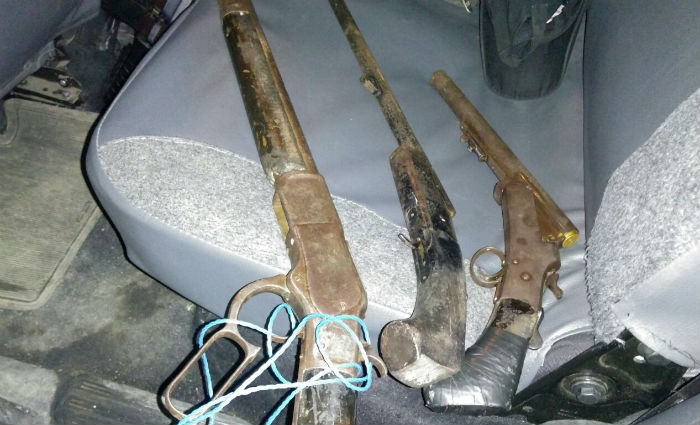Dentro do veculo, foram localizadas trs espingardas, calibres 44, 28 e 24. Foto: PM/ Divulgao