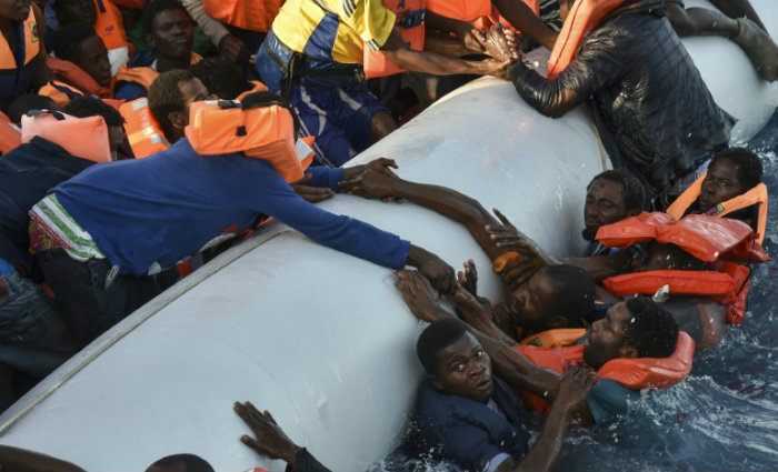 As patrulhas fronteirias europeias e as ONGs socorrem os imigrantes. Foto: ANDREAS SOLARO/AFP