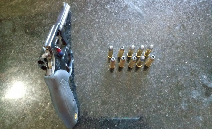 Na pousada foi encontrado um revlver calibre 38 roubado de um vigilante. Foto: PM/ Divulgao