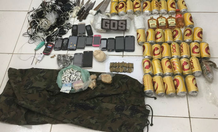 Armas, drogas, bebidas e celulares e uniforme militar so apreendidos em presdio. Foto: Sinaspe/ Divulgao