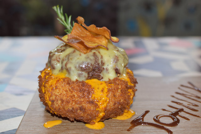 Uma das opções é o Hambúrguer do Johnny (hambúrguer de picanha com bacon, queijo muçarela derretido sobre pão empanado e recheado com cheedar, R$ 28,90). Foto: Janela Comunicação /Divulgação Uma das opções é o Hambúrguer do Johnny (hambúrguer de picanha com bacon, queijo muçarela derretido sobre pão empanado e recheado com cheedar, R$ 28,90). Foto: Janela Comunicação /Divulgação