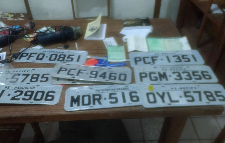Suspeitos faziam a clonagem das placas dos automveis roubados em uma chcara em Aldeia (Polcia Militar / Divulgao)