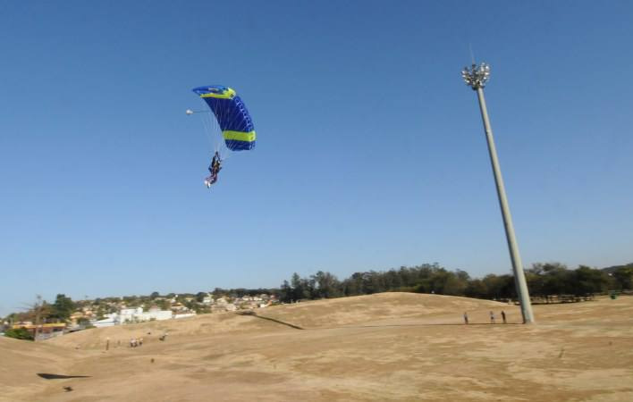 Equipes da Federao Mineira de Paraquedismo saltaram de um helicptero, a cerca de 2,3 mil metros (Tulio Santos/EM/D.A Press)