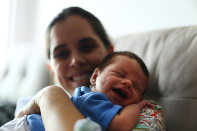 A tcnica de enfermagem Isabelle Valente com o filho, logo depois de amamentar. Crdito: Peu Ricardo/DP (Crdito: Peu Ricardo/DP)