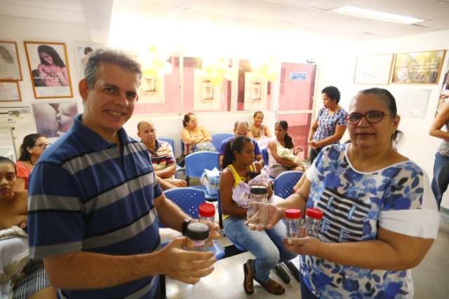 Snia Delgado e Glauco Rodrigues juntam potes de vidro para doao h seis anos, na igreja que frequentam. Crdito: Peu Ricardo/DP (Peu Ricardo/DP)