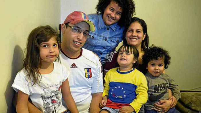 Alexandra Perez e o marido Edim Mendonza vieram com os filhos quando comearam a passar necessidade no pas vizinho. Foto: Marcelo Ferreira/CB 