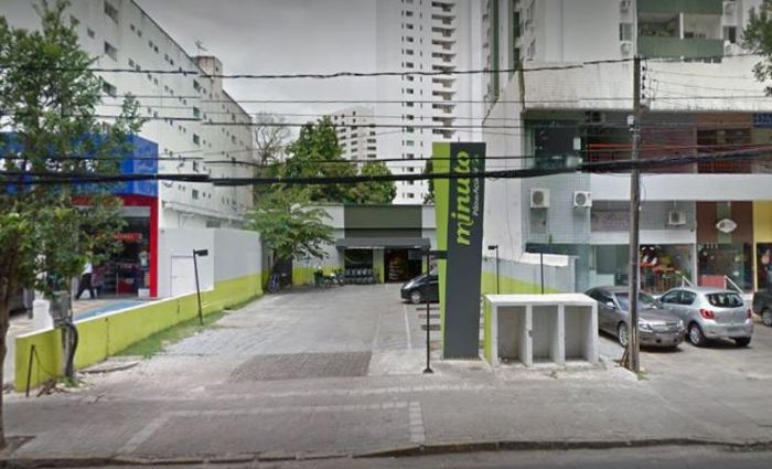 De acordo com um cliente que estava no local na hora do crime, os homens abordavam pessoas para subtrair celulares, relógios e carteiras e o dinheiro dos caixas também foi levado. Foto: Street View/Reprodução (De acordo com um cliente que estava no local na hora do crime, os homens abordavam pessoas para subtrair celulares, relógios e carteiras e o dinheiro dos caixas também foi levado. Foto: Street View/Reprodução) De acordo com um cliente que estava no local na hora do crime, os homens abordavam pessoas para subtrair celulares, relógios e carteiras e o dinheiro dos caixas também foi levado. Foto: Street View/Reprodução (De acordo com um cliente que estava no local na hora do crime, os homens abordavam pessoas para subtrair celulares, relógios e carteiras e o dinheiro dos caixas também foi levado. Foto: Street View/Reprodução)