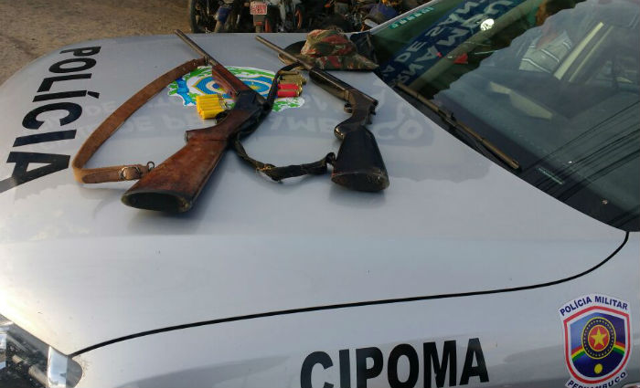 Cipoma prende idoso com duas espingardas em Vitria de Santo Anto. Foto: PM/ Divulgao