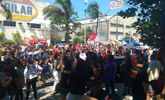Servidores municipais em greve fecham a Avenida Cais do Apolo. Foto: Sindsepre/Reproduo/ Facebook