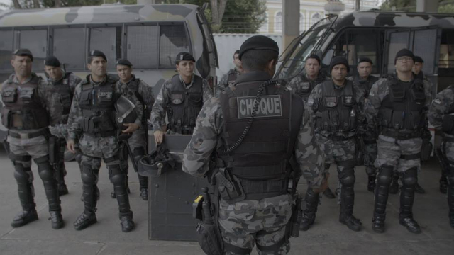 Por Trs Da Linha De Escudos, do pernambucano Marcelo Pedroso, documenta os bastidores do Batalho de Choque da Policia Militar. Foto: Facebook/Reproduo