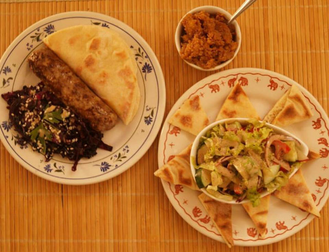 
Tiago e Caio resolveram abrir a prpria casa de quinta a domingo para servir pratos tradicionais como shawarmas nas verses falafel, carne e frango. Foto: Arquivo Rihan/Divulgao