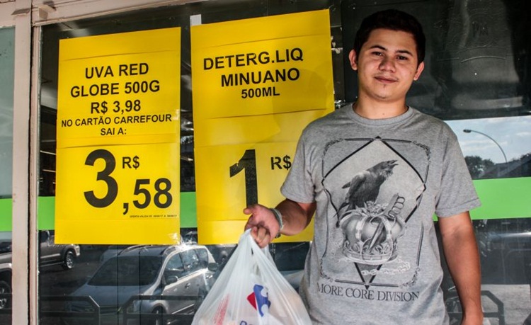 Apesar da reduo dos ndices de custo de vida, Andr Paulo reclama dos preos elevados: "Tudo aumentou". Foto: Arthur Menescal/Esp CB 