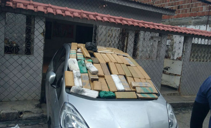 Casal  preso com 60 kg de maconha de dentro carro na garagem. Foto: PM/ Divulgao