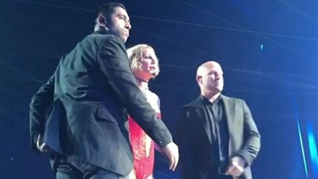 Britney ficou apavorara com o invasor no palco. Foto: Instagram/Reproduo