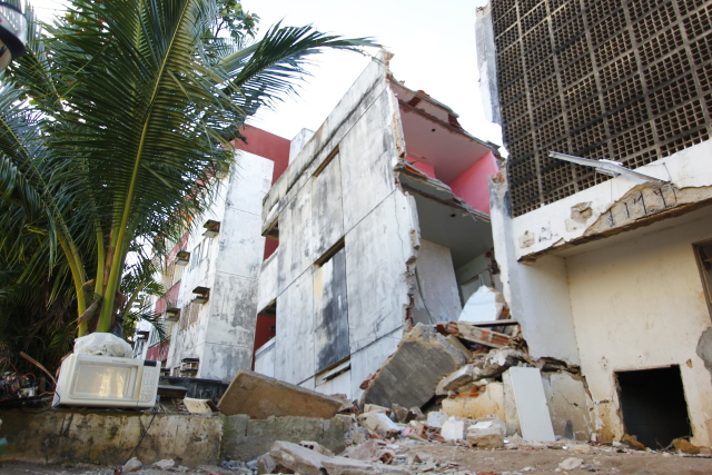 O edifcio, que por causa dos danos, ficou escorado em um prdio vizinho, foi isolado para realizao de percia. Foto: Shilton Arajo/Esp.DP.