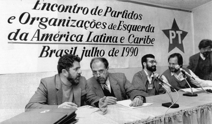 Lula (E) em uma das conferncias de partidos de esquerda, em 1990, a partir de um seminrio internacional promovido pelo PT, que ficou conhecido como Foro de So Paulo. Foto: Crishina Villares rep. Angular