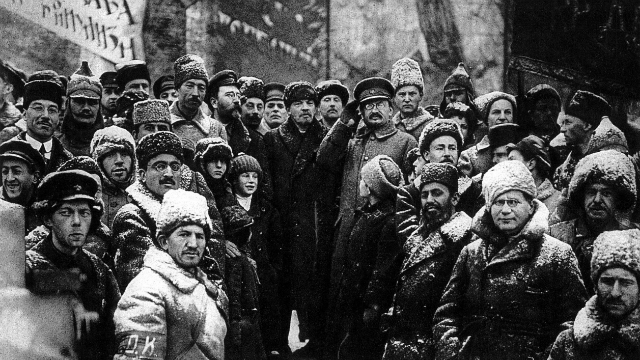 Lenin (centro) e Trtski,  sua esquerda, realizando saudao militar durante a Revoluo Russa. Foto: NEEPD/Reproduo