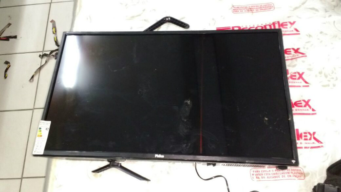 Uma televiso de 32'' foi recuperada, alm de celulares. Foto: Polcia Militar/Divulgao (Uma televiso de 32'' foi recuperada, alm de celulares. Foto: Polcia Militar/Divulgao)