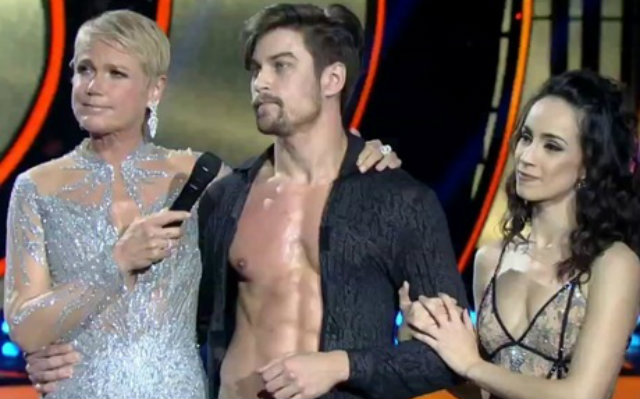 Raphael Sander competia em parceria com a dançarina Nay Fernandes e apresentou o clássico My heart will go on, de Celine Dion. Foto: Record/Reprodução Raphael Sander competia em parceria com a dançarina Nay Fernandes e apresentou o clássico My heart will go on, de Celine Dion. Foto: Record/Reprodução