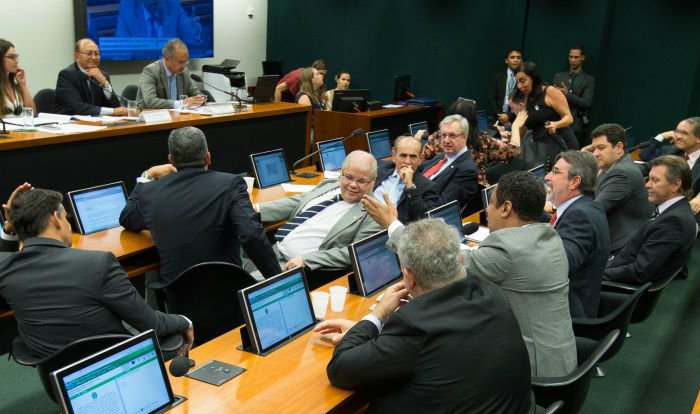 Deputados reunidos na comisso especial da reforma poltica: classe empresarial pressiona por mudanas no texto. Foto: Lula Marques/AGPT