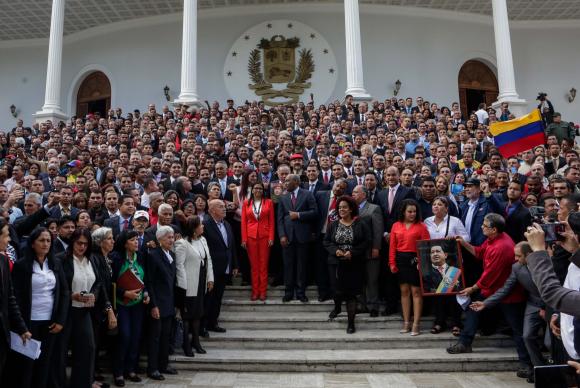 Representantes eleitos para a Assembleia Nacional Constituinte posam para foto oficial em frente ao Parlamento em Caracas. Foto: Cristian Hernndez/EFE