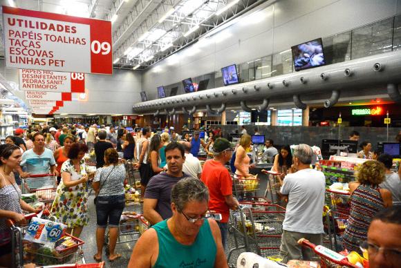 Preos nas compras de supermercado so o que mais tm pesado na vida financeira familiar para 48% dos consumidores entrevistados. Foto: Tnia Rgo/Agncia Brasil